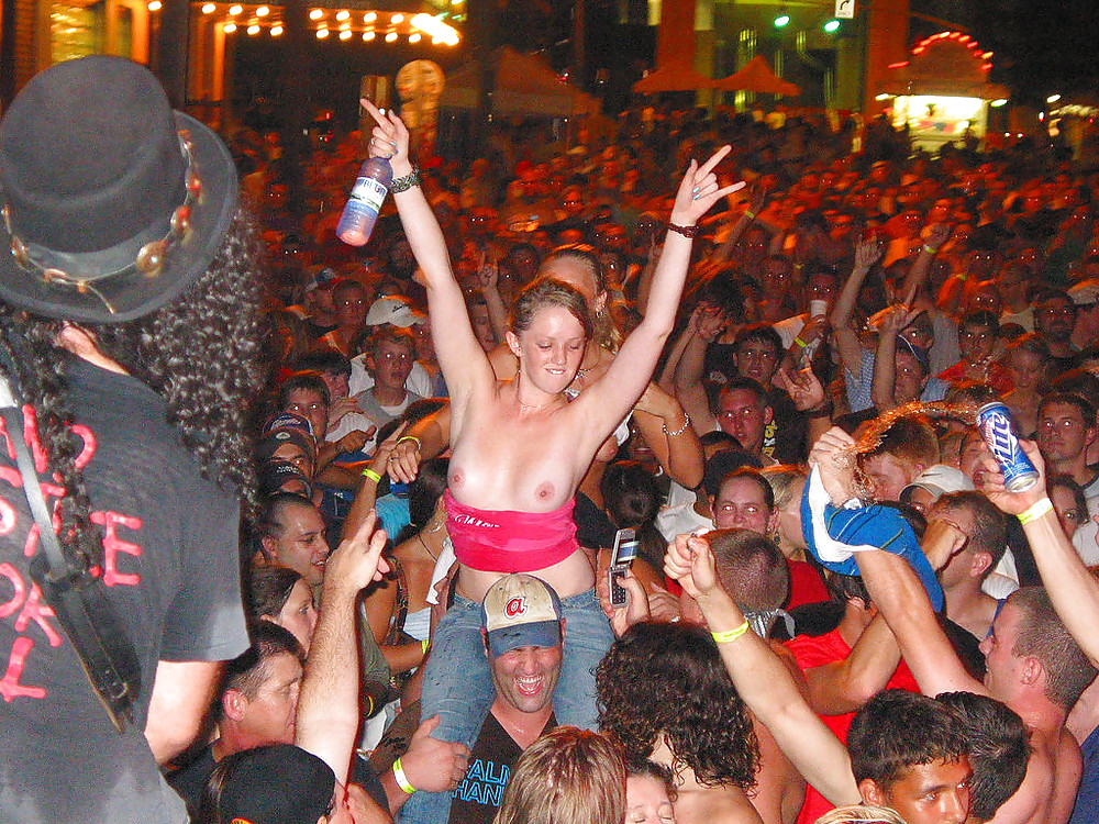 Flashing in the crowd #19117324