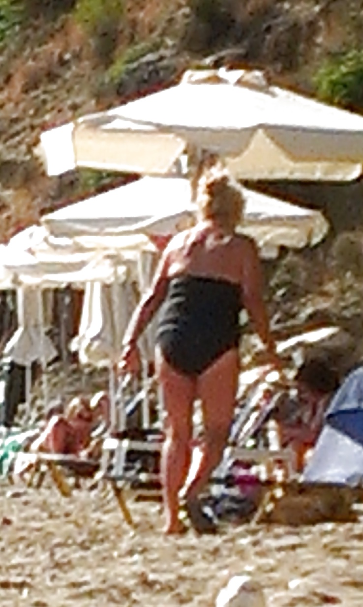 Granny Douce Sur La Plage #11253405