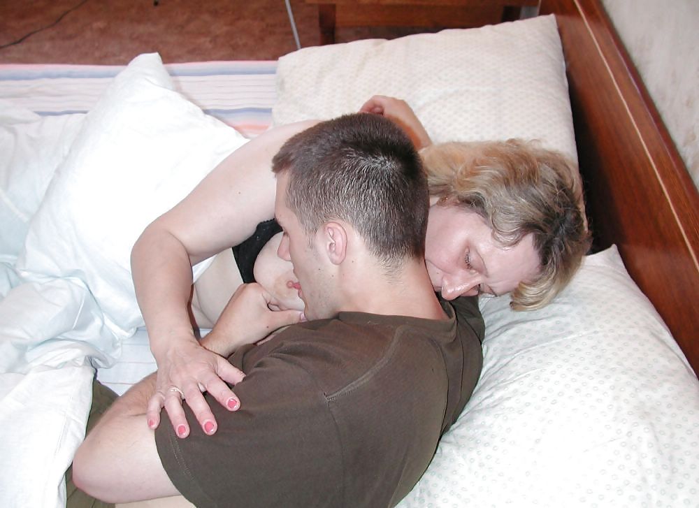 男の子とベッドの中の胸の張った年上の女性 c5m
 #1277638