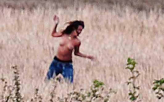 Rihanna in topless sul set del video musicale We found love
 #7515967
