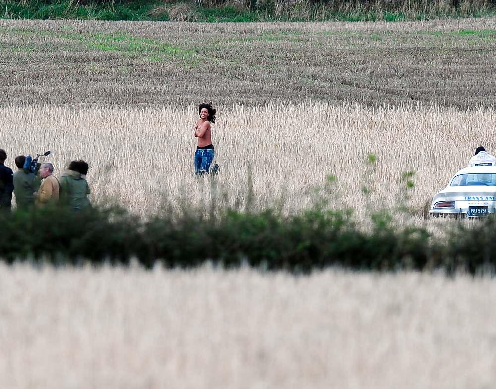 Rihanna topless candids en el set de video musical we found love
 #7515979