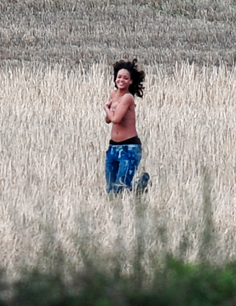 Rihanna in topless sul set del video musicale We found love
 #7516040