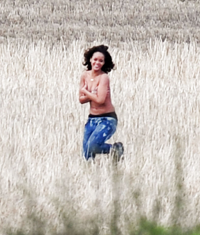Rihanna topless candids en el set de video musical we found love
 #7516059