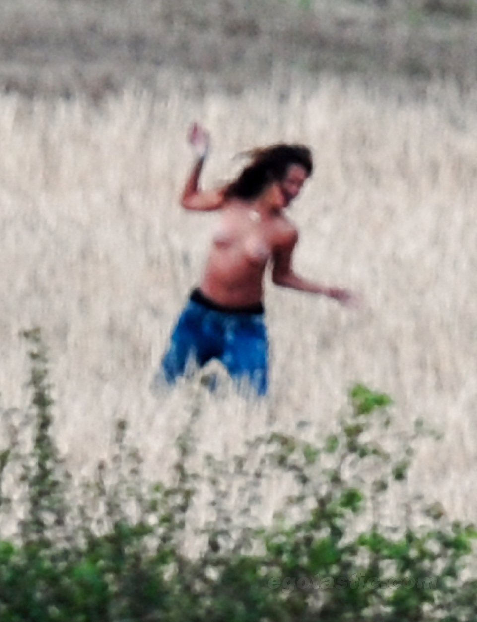 Rihanna in topless sul set del video musicale We found love
 #7516077