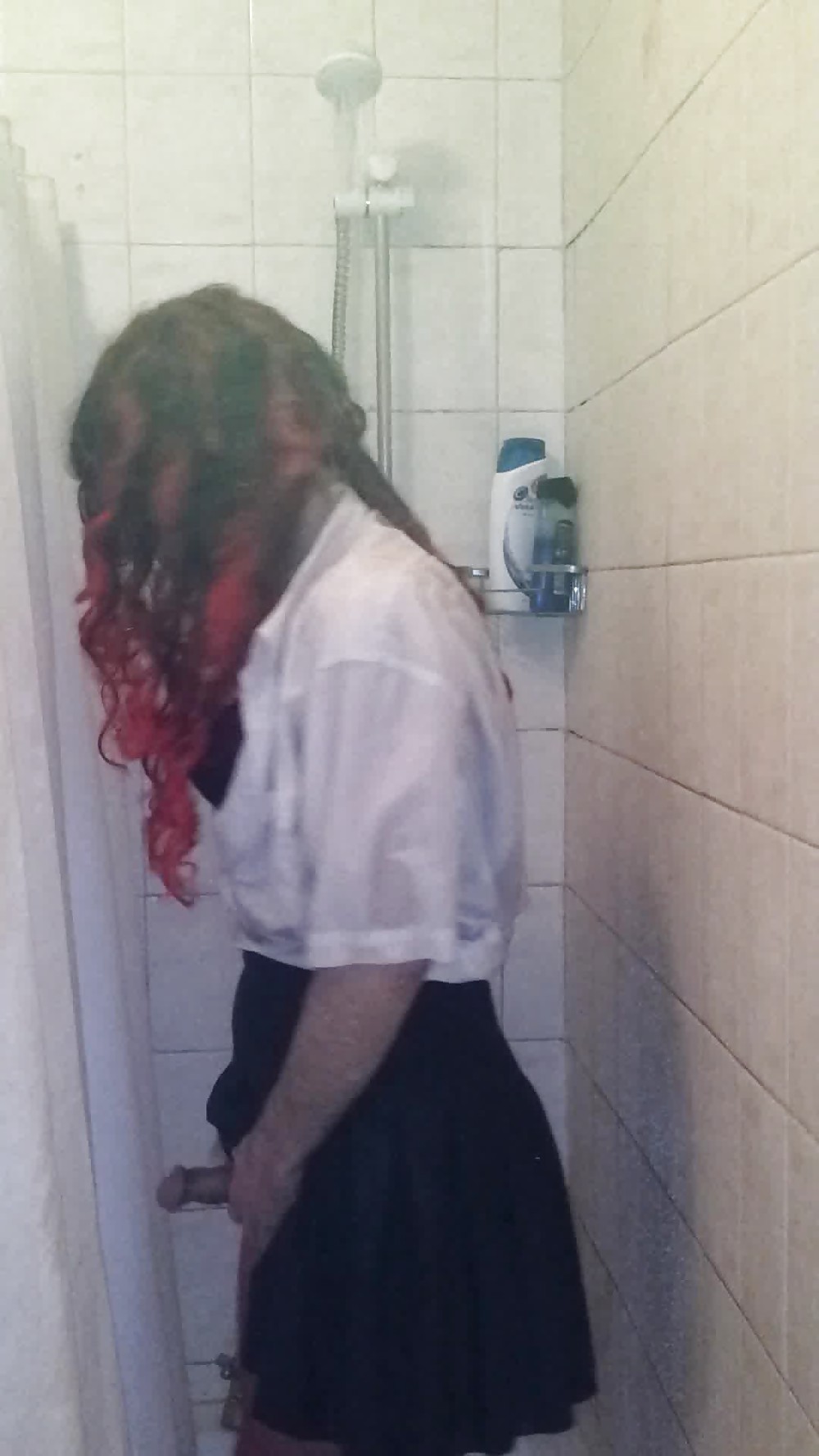 Cd sotto la doccia in corsetto nero con rosso
 #14313172