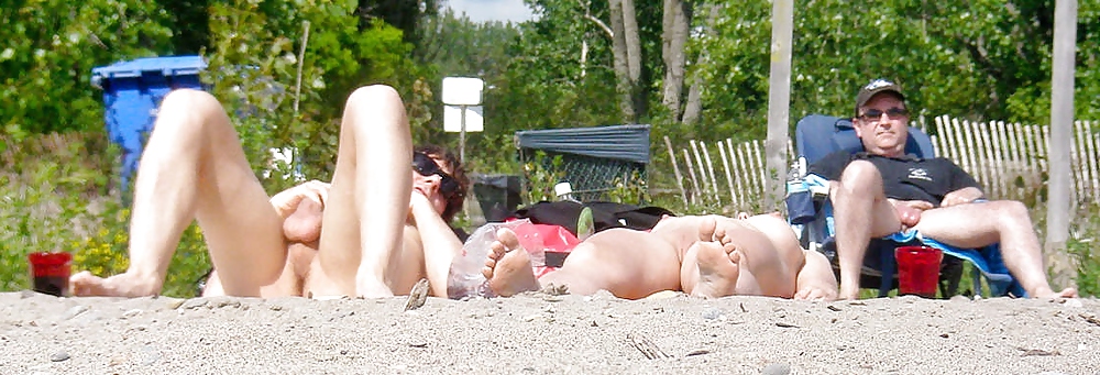 Parejas nudistas en la playa 
 #6991732
