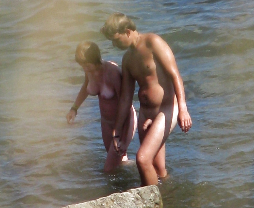 Parejas nudistas en la playa 
 #6991773