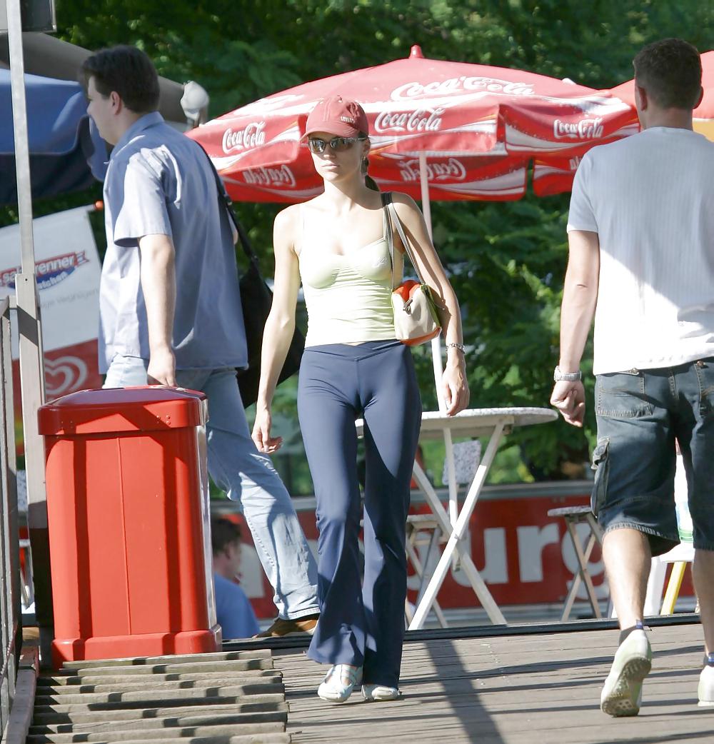 Filles Excitées En Plein Air Et Publics - jeunes Cornées Extérieur 1 #18274659