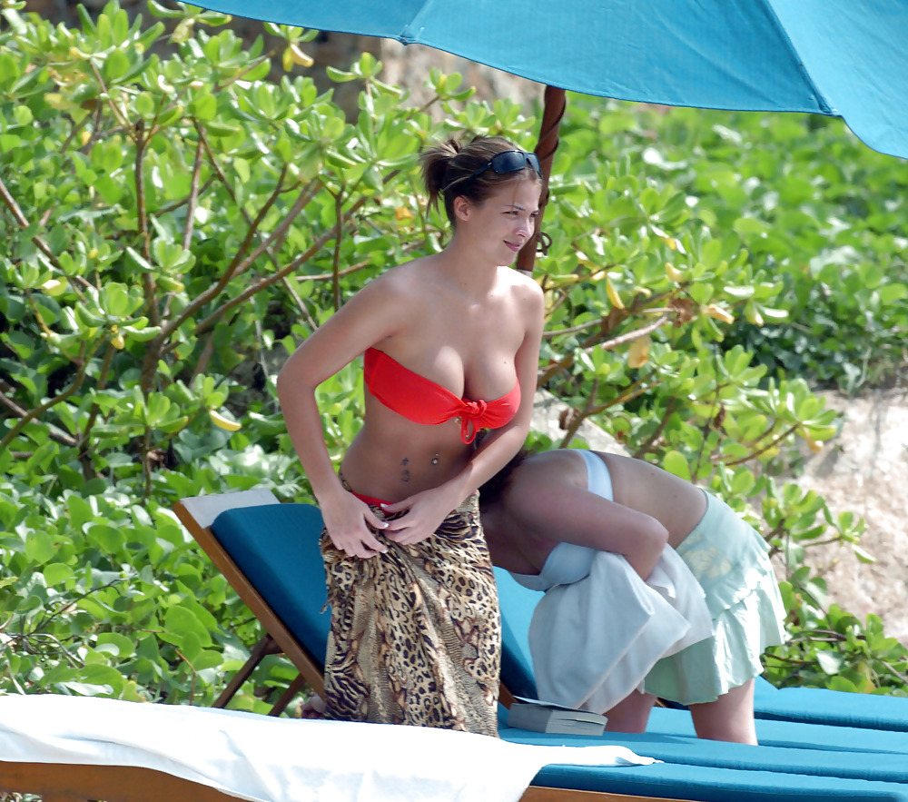 ジェマ・アトキンソン、キューバのビーチでのビキニ・カンディッド
 #2323752