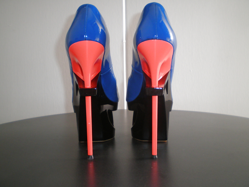 Los tacones calientes se merecen una zorra caliente que los lleve
 #17070378