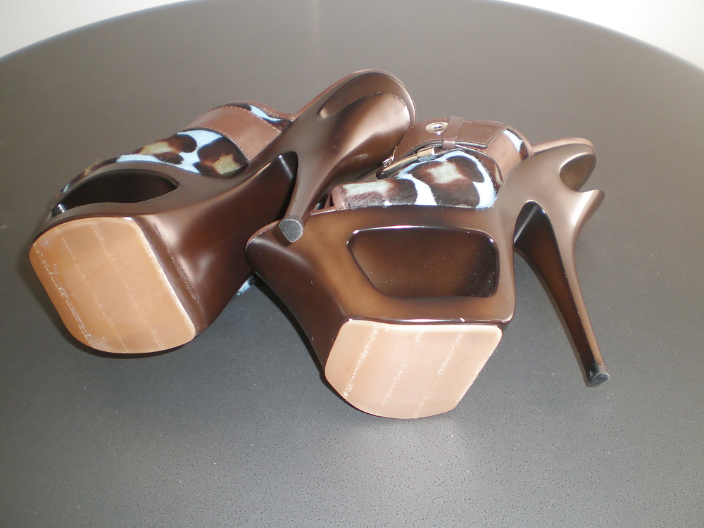 Los tacones calientes se merecen una zorra caliente que los lleve
 #17070430