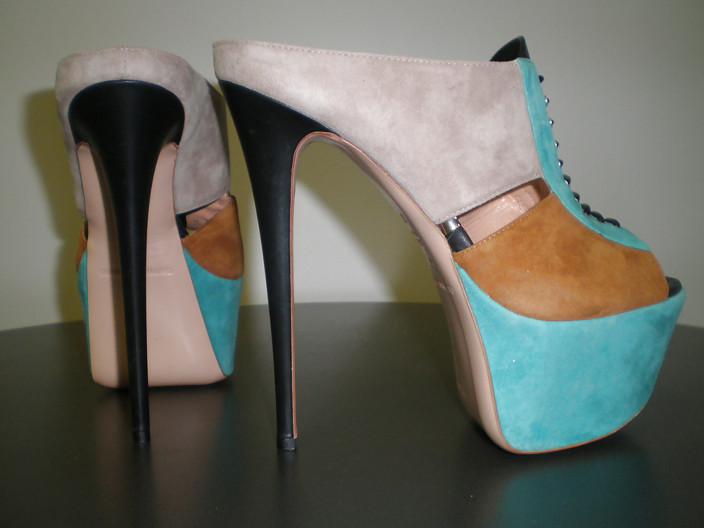 Los tacones calientes se merecen una zorra caliente que los lleve
 #17070449