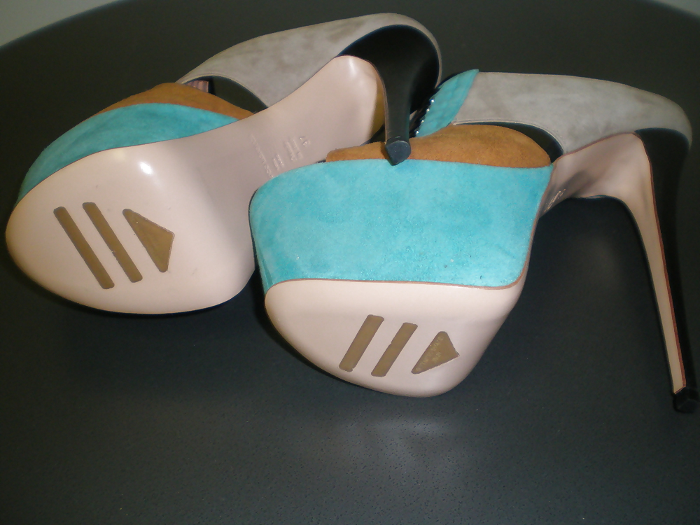 Los tacones calientes se merecen una zorra caliente que los lleve
 #17070457