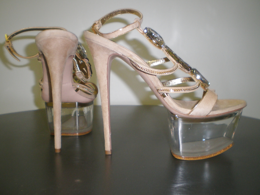 Los tacones calientes se merecen una zorra caliente que los lleve
 #17070463