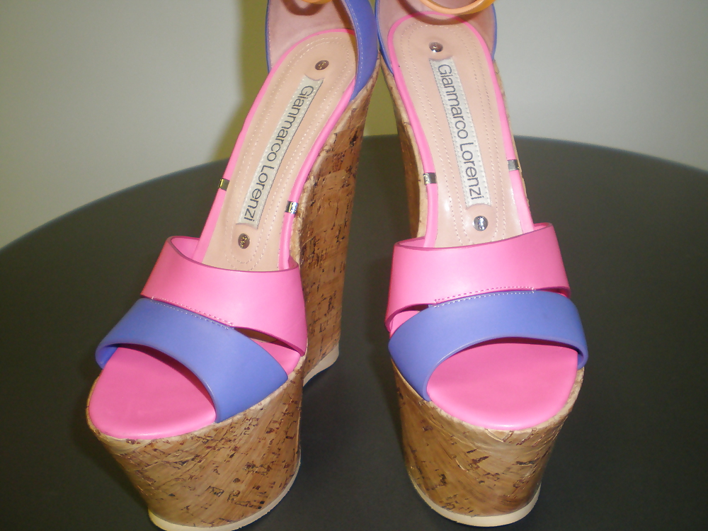 Los tacones calientes se merecen una zorra caliente que los lleve
 #17070508