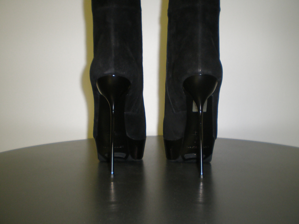 Los tacones calientes se merecen una zorra caliente que los lleve
 #17070566