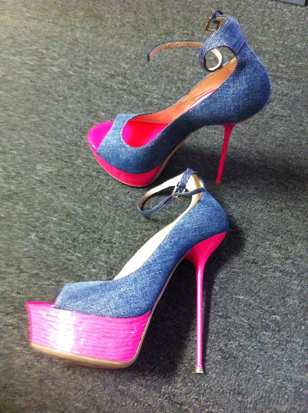 Los tacones calientes se merecen una zorra caliente que los lleve
 #17070588