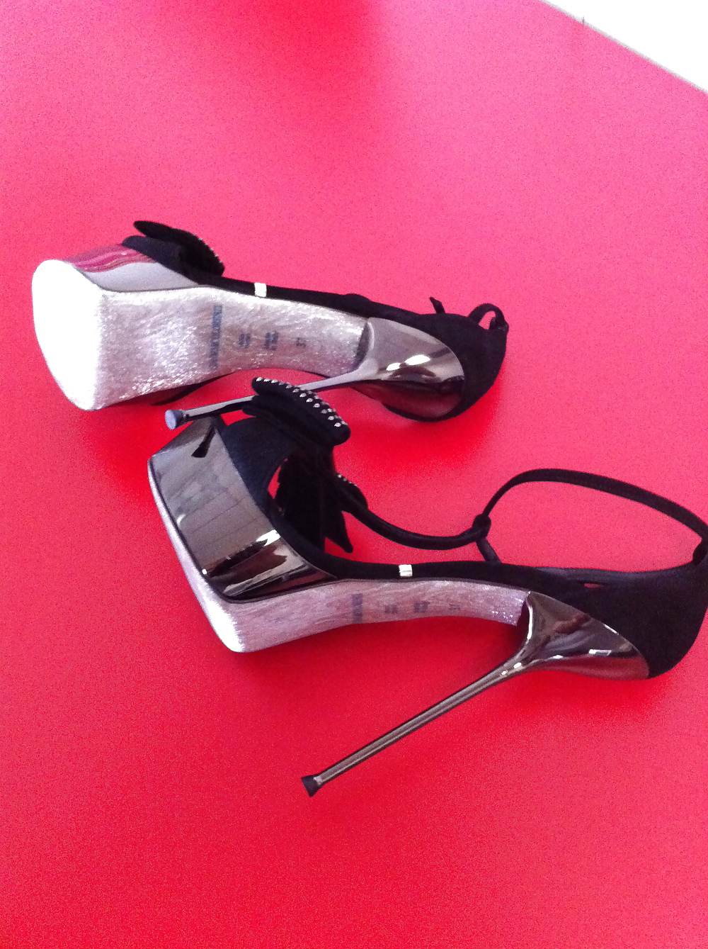 Los tacones calientes se merecen una zorra caliente que los lleve
 #17070601