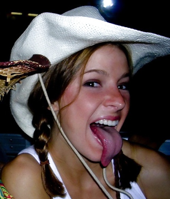 Chicas con lenguas monstruosamente largas 5
 #12409458