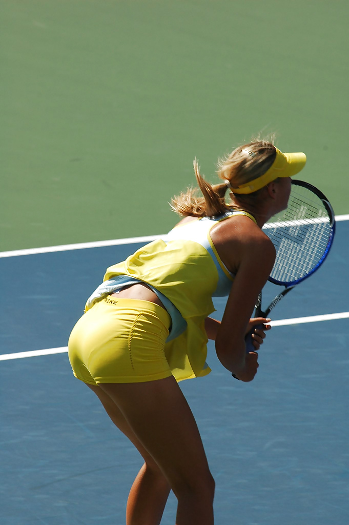 Tennis Schönheiten In Kurzen Röcken Und Anderen Knappen Outfits #4877308