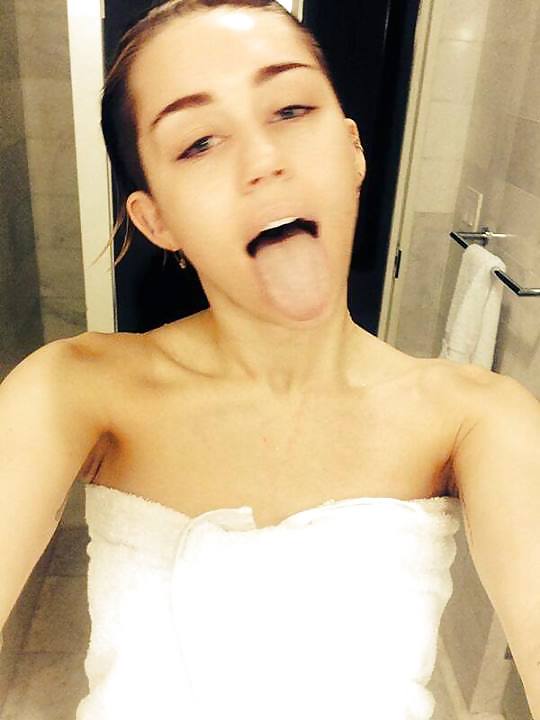 Bella miley cyrus
 #22039878