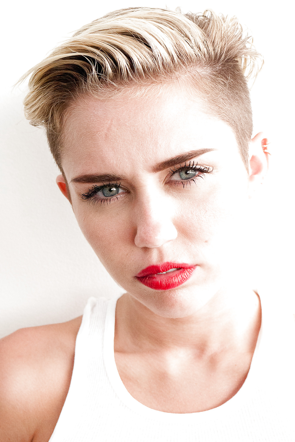 Bella miley cyrus
 #22039932