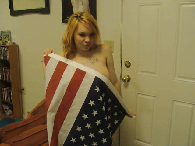 Esposa militar gruesa y la bandera americana
 #16774901