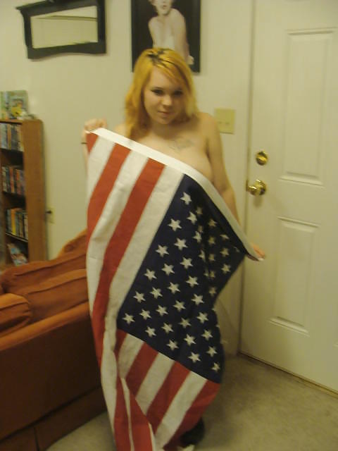Dicke Militärische Frau Und Die Amerikanische Flagge #16774943