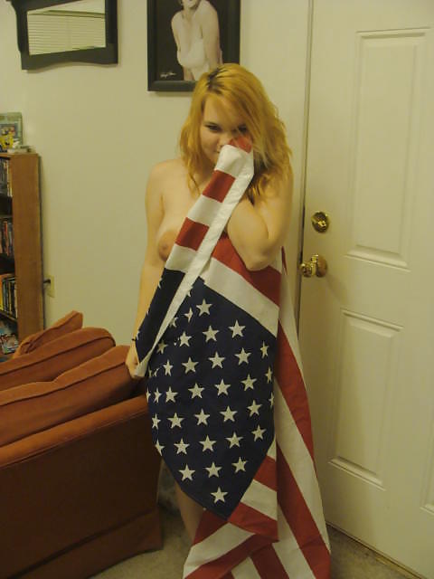 Dicke Militärische Frau Und Die Amerikanische Flagge #16774947