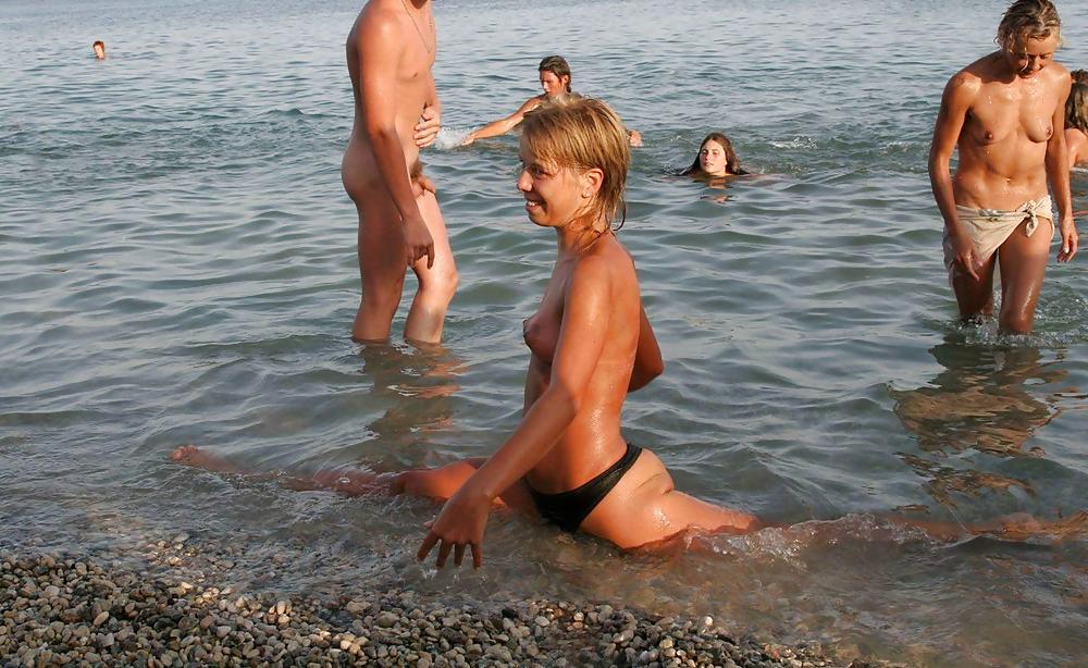 Divertimento sulla spiaggia nudista
 #779031