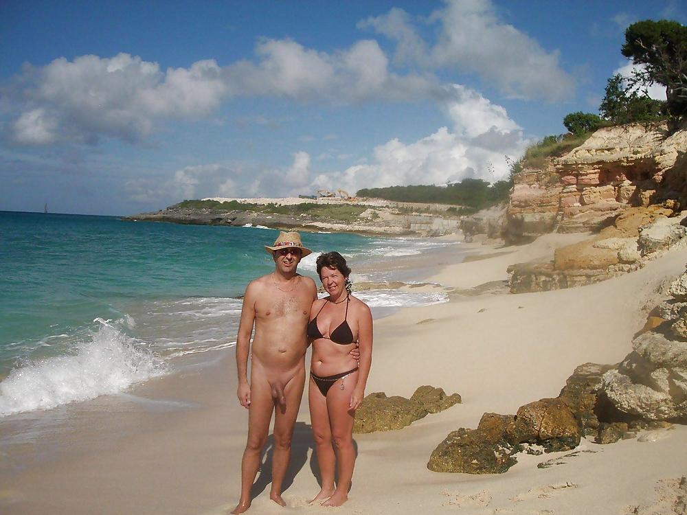 Diversión en la playa nudista
 #779177