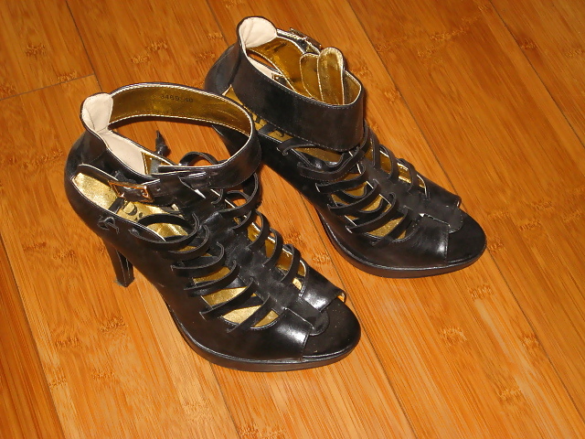 Bei Monika habe ich heimlich von ihre Schuhe Fotos gemacht #13299639
