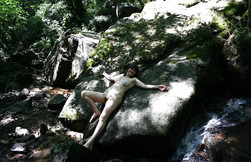 Desnudo en el bosque
 #19534844