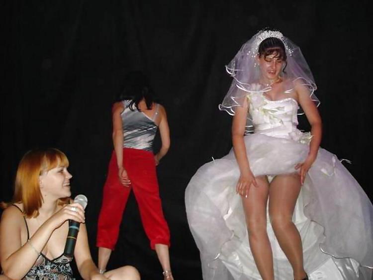 結婚式の花嫁-パーティホーズ-ストッキングのアップスカート、おっと！？ #4909484