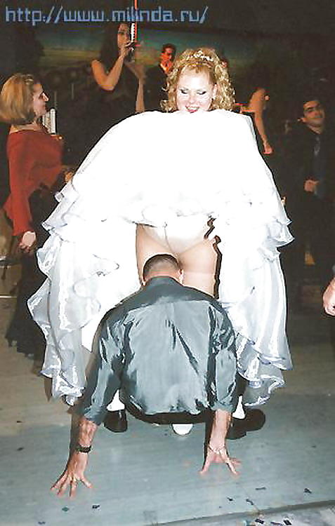 結婚式の花嫁-パーティホーズ-ストッキングのアップスカート、おっと！？ #4909548