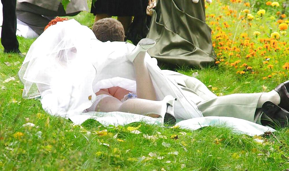 結婚式の花嫁-パーティホーズ-ストッキングのアップスカート、おっと！？ #4909563