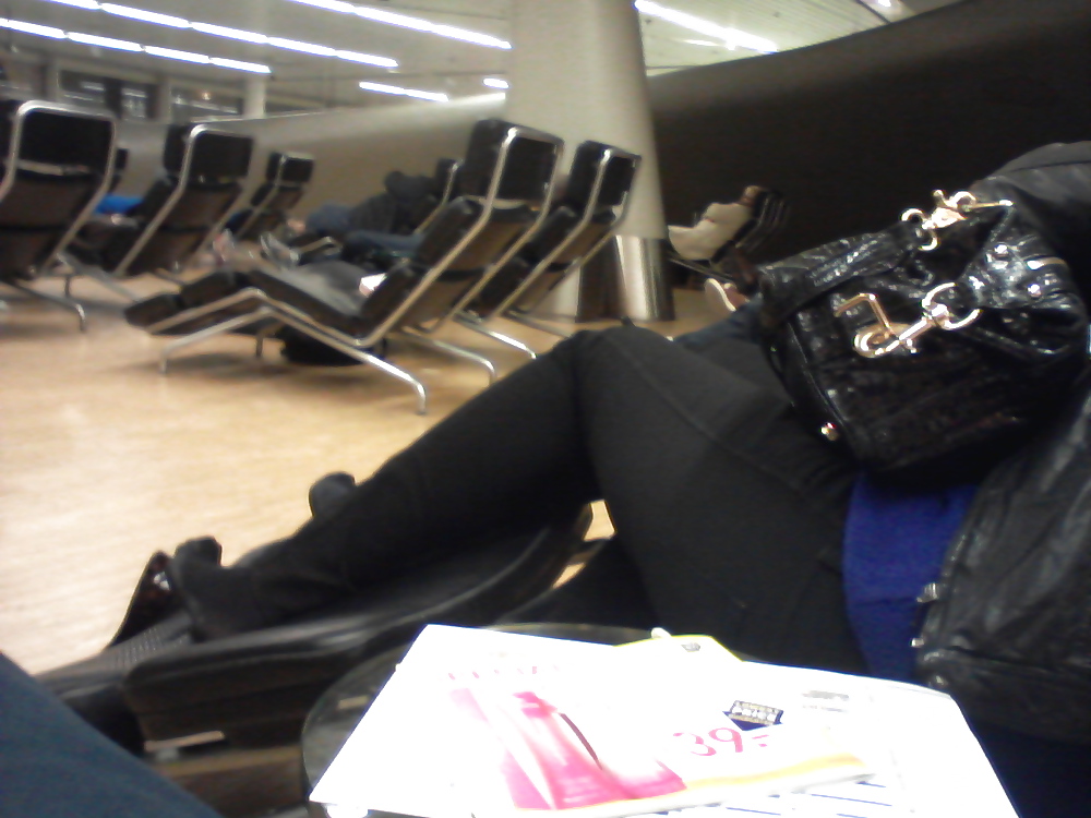 Ragazza nera sexy all'aeroporto
 #14821217