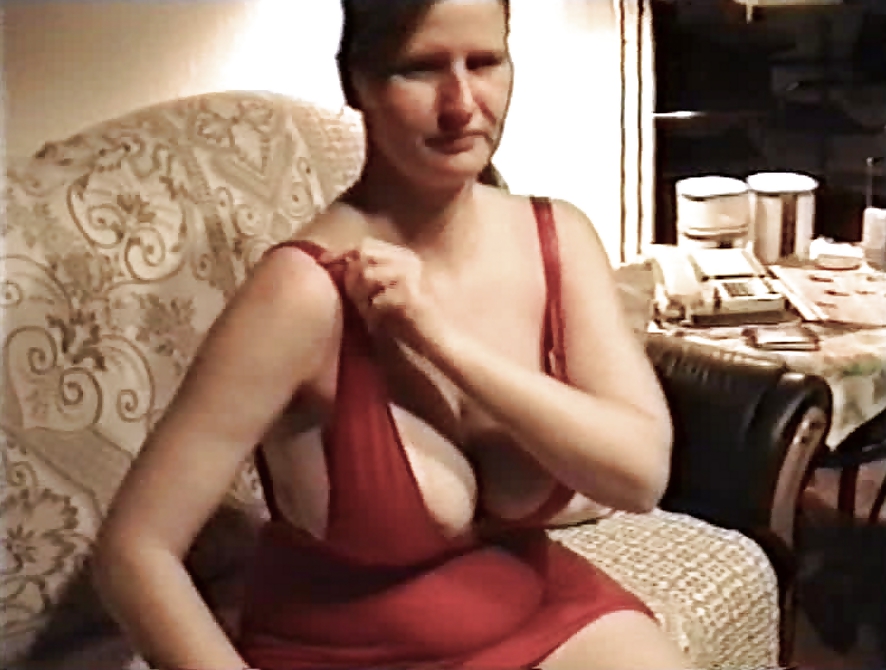 サグ - 大きな乳房の赤いホットなモノキニとミニスカートのホットな脚 20
 #15481662