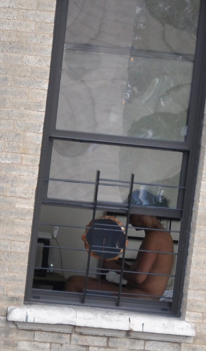 ハーレムの裸の隣人の女の子が窓の中で裸になっている写真 new york
 #5378597