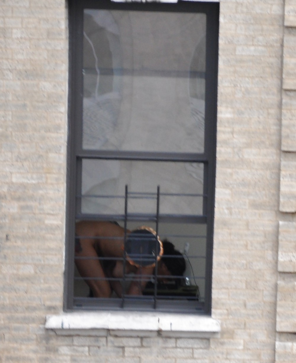 ハーレムの裸の隣人の女の子が窓の中で裸になっている写真 new york
 #5378608
