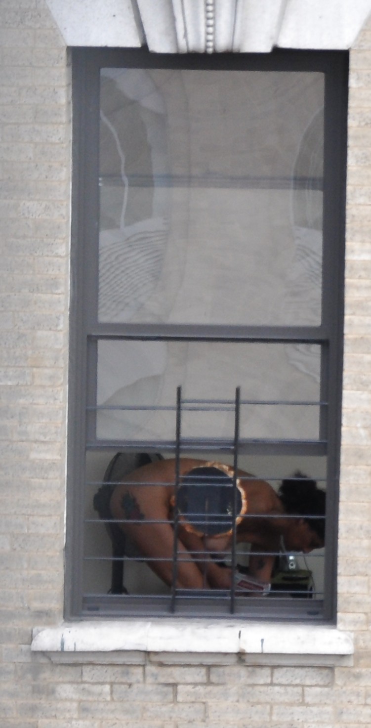 ハーレムの裸の隣人の女の子が窓の中で裸になっている写真 new york
 #5378632