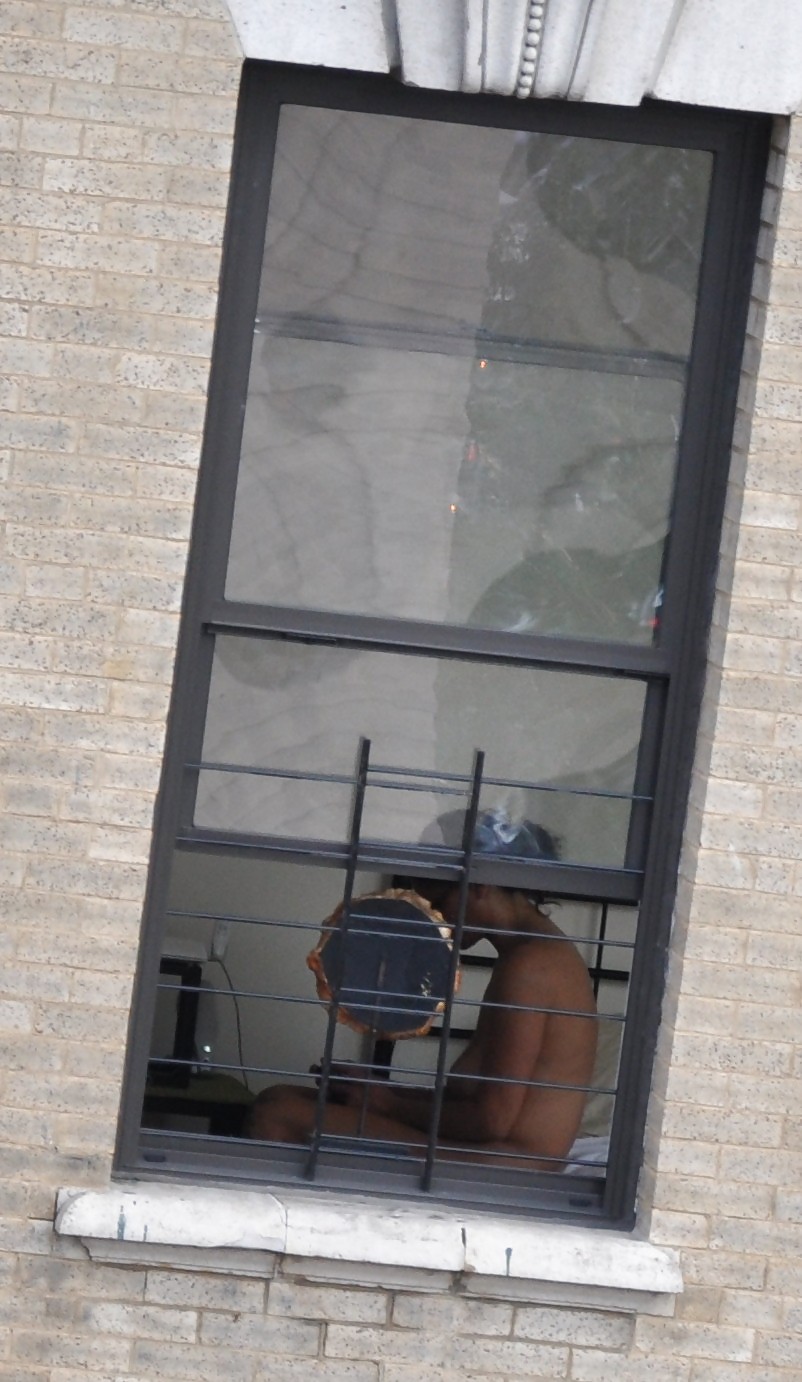ハーレムの裸の隣人の女の子が窓の中で裸になっている写真 new york
 #5378693