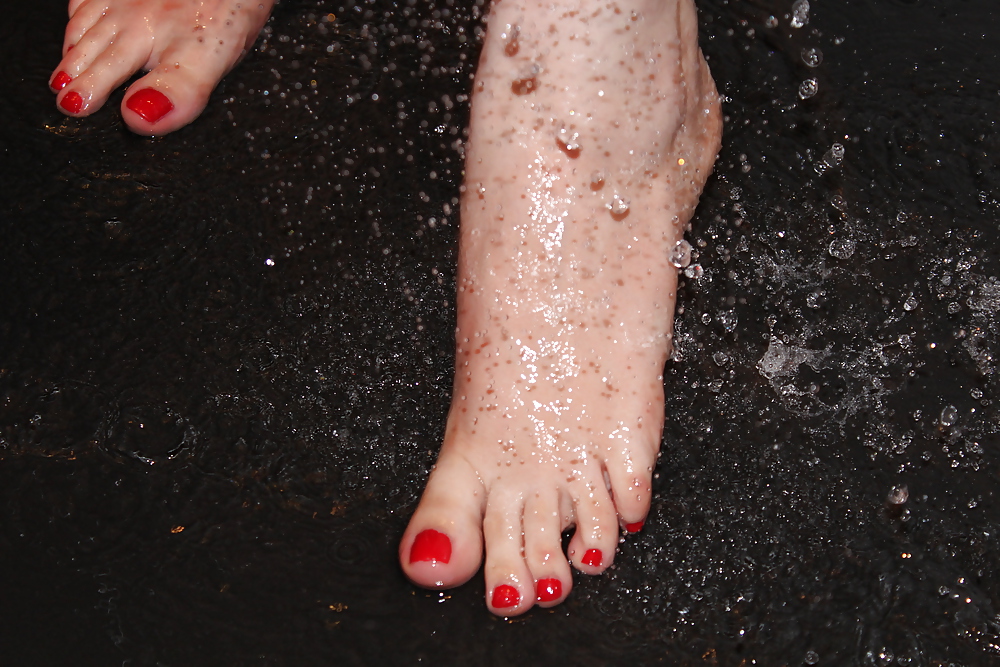 妻のセクシーシャワー 濡れた足 足 赤いつま先
 #18512274