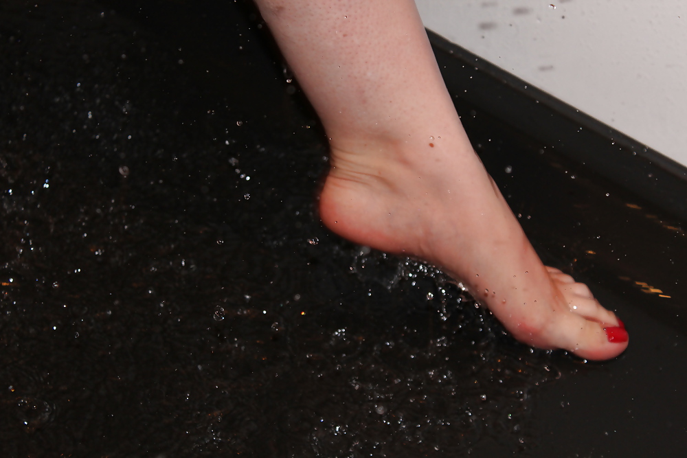 Moglie sexy doccia piedi bagnati piedi rossi
 #18512298