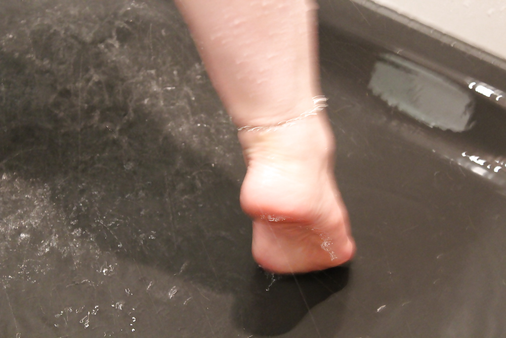 妻のセクシーシャワー 濡れた足 足 赤いつま先
 #18512319