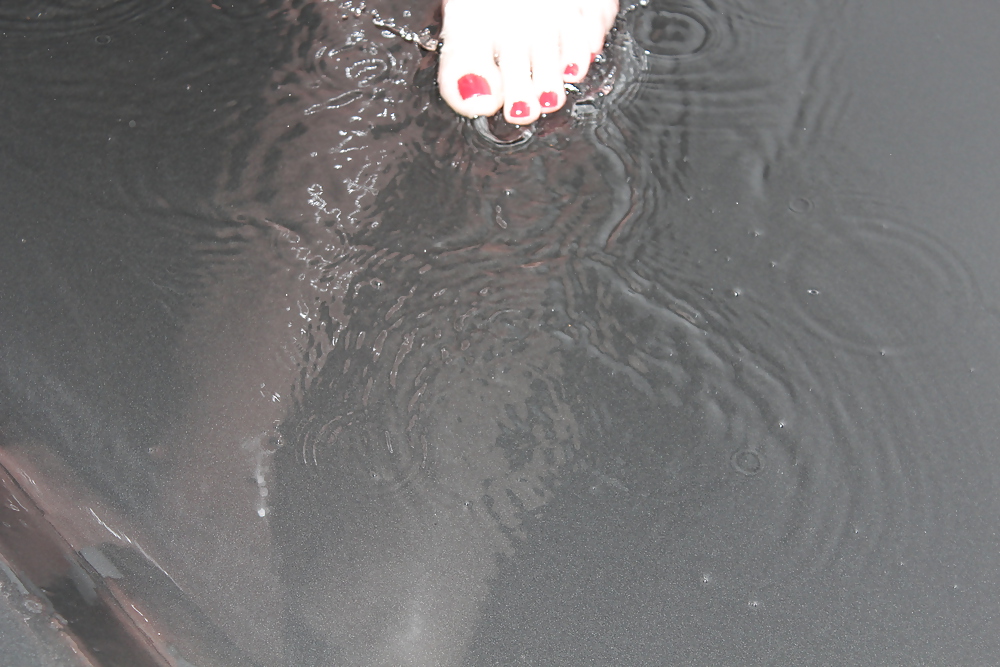 Moglie sexy doccia piedi bagnati piedi rossi
 #18512451
