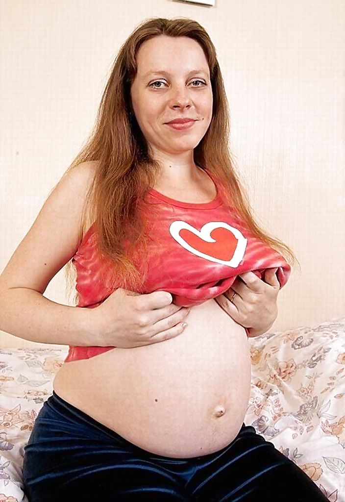 Rossa incinta con grandi tette
 #11739108