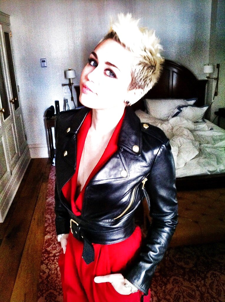 Miley Cyrus Hot and Sexy Twitter Pictures #14685754