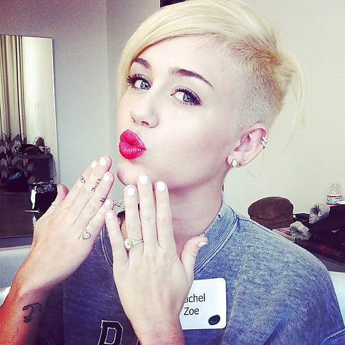 Miley Cyrus Hot and Sexy Twitter Pictures #14685825