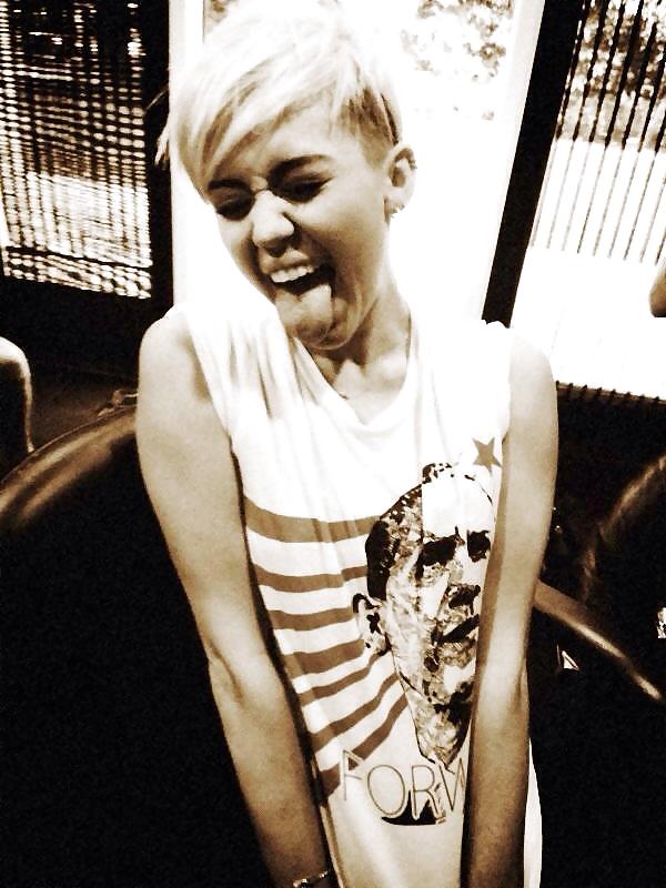 Miley Cyrus Hot and Sexy Twitter Pictures #14685875